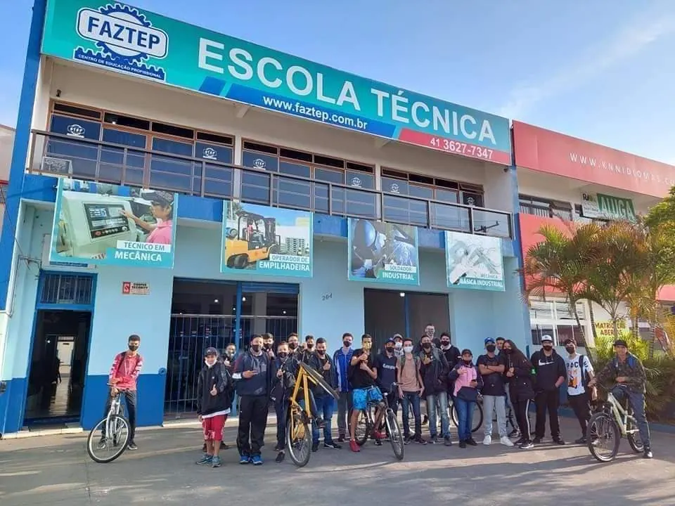 Fachada da FAZTEP com turma de alunos